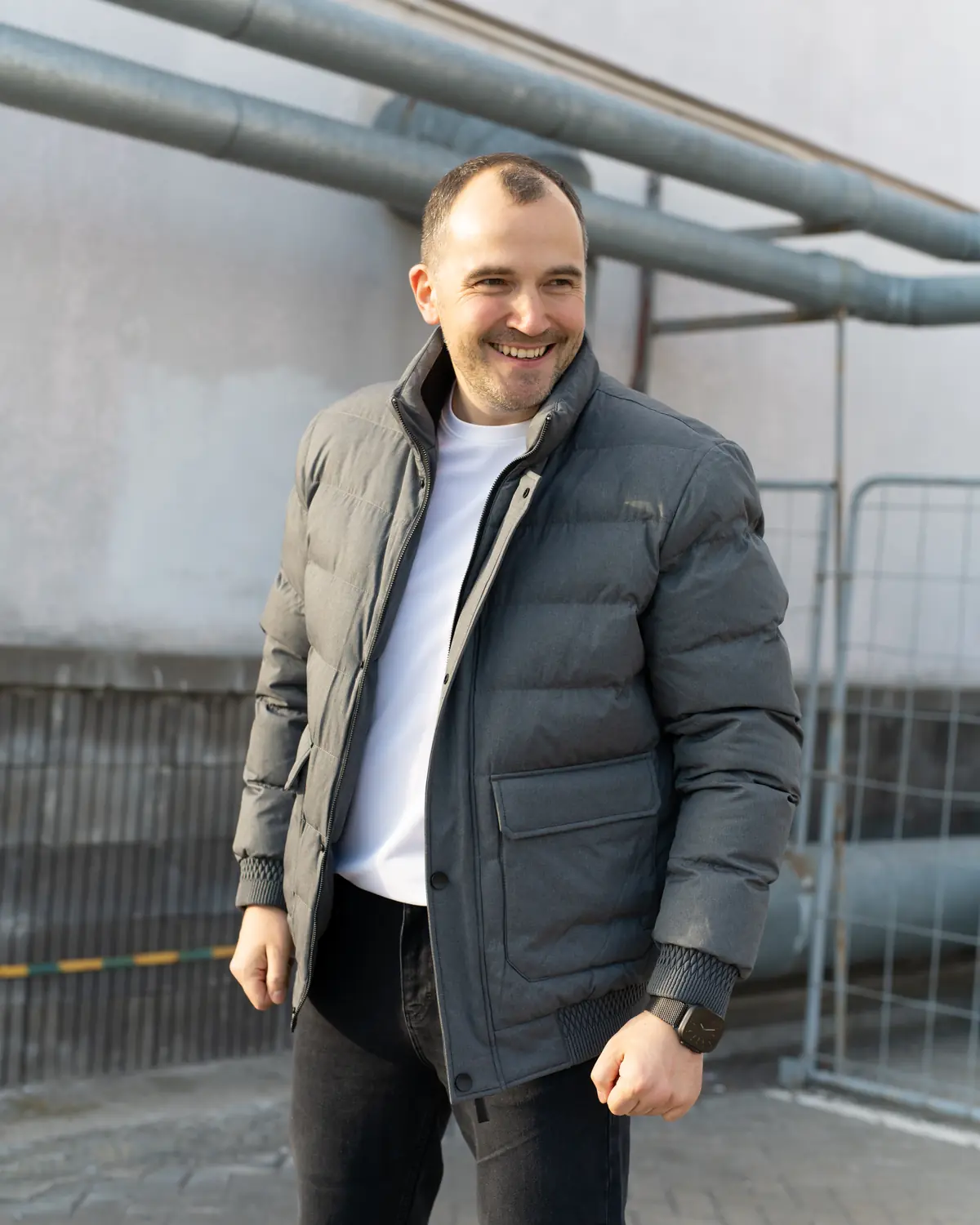 Aksenova-74_kode23 Мужской бомбер KODE23 серого цвета на пуху (U37) — изображение 1
